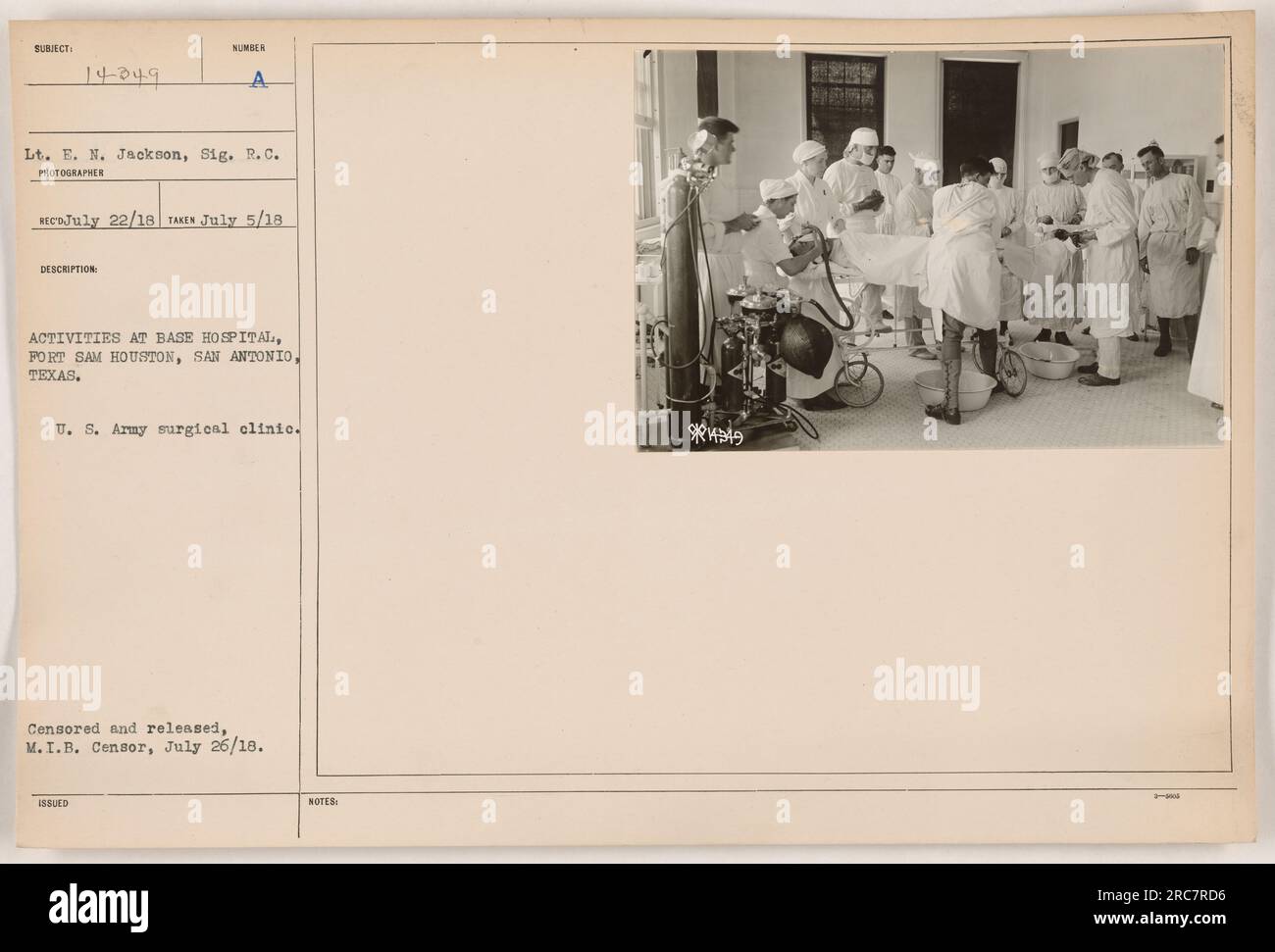 Tenente E. N. Jackson del Signal Reserve Corps presso il base Hospital di Fort Sam Houston, San Antonio, Texas. La foto è stata scattata il 5 luglio 1918, durante le attività presso l'ospedale. Mostra il tenente Jackson nella sua clinica chirurgica, che gli è stata rilasciata dall'esercito degli Stati Uniti. La foto è stata censurata e pubblicata dal Military Intelligence Bureau il 26 luglio 1918. Foto Stock