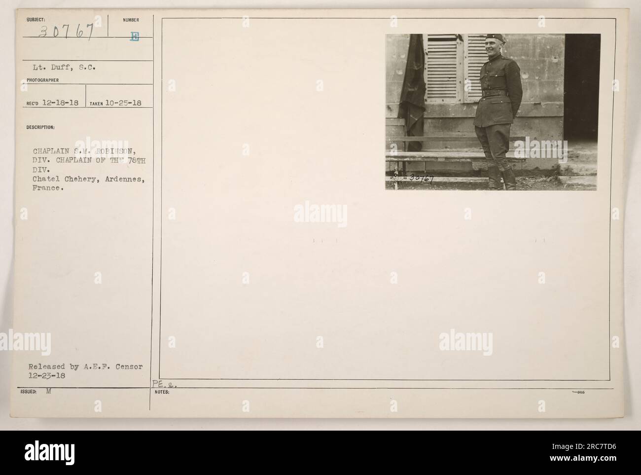 Il tenente Duff, S.C., è catturato in questa fotografia scattata il 25 ottobre 1918 a Chatel Chehery, Ardennes, Francia. È al fianco del cappellano di divisione della 78a divisione, cappellano S.M. Robinson. La foto è stata rilasciata da A.E.P. Censura il 23 dicembre 1918. Foto Stock