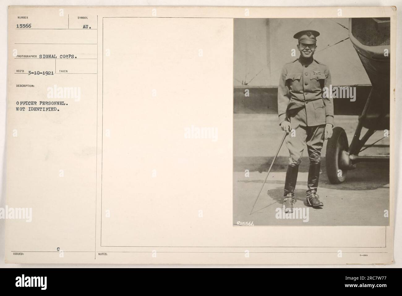 Questa fotografia mostra un gruppo di ufficiali non identificati durante la prima guerra mondiale. L'immagine, numerata 15566 e scattata dal Signal Corps, fa parte di una collezione di fotografie delle attività militari americane durante la guerra. È stato emesso con il simbolo "UA" ed è datato 10 marzo 1921. Foto Stock