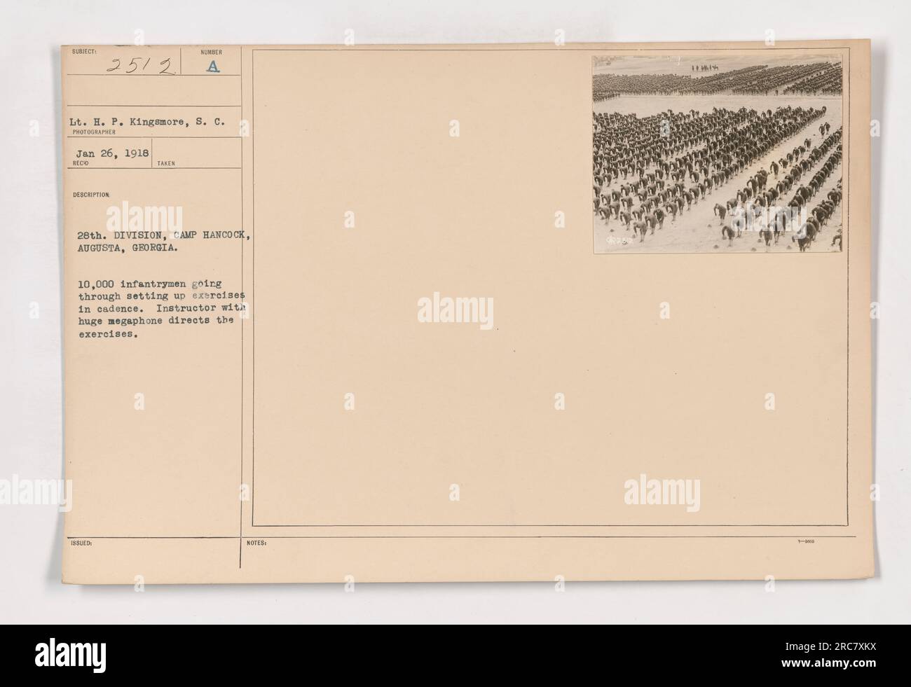 Questa fotografia tratta da fotografie di attività militari americane durante la prima guerra mondiale mostra 10.000 fanti a Camp Hancock, Augusta, Georgia. I soldati stanno partecipando alla realizzazione di esercitazioni in cadenza, con un istruttore che utilizza un grande megafono per dirigere gli esercizi. L'immagine è stata catturata dal tenente H. P. Kingsmore il 26 gennaio 1918. Foto Stock