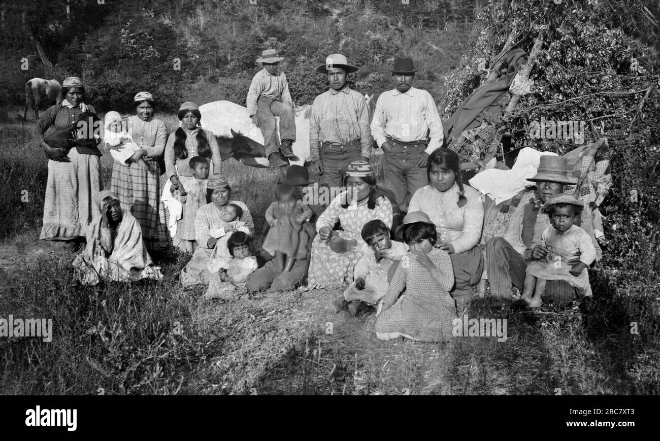 Klamath River, California: c. 1890 Un ritratto di un gruppo di nativi americani Hupa nel nord della California Foto Stock