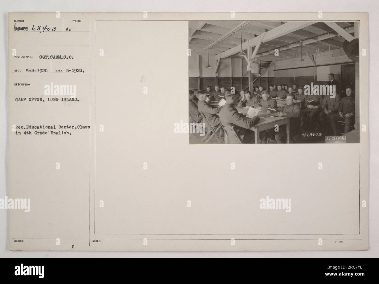 Gruppo di studenti di quarta elementare in una classe di inglese a Camp Upton, Long Island, durante la prima guerra mondiale La foto è stata scattata l'8 maggio 1920 da un fotografo ufficiale degli Stati Uniti. L'immagine fa parte di una più ampia collezione che documenta le attività militari americane durante la guerra. Foto Stock