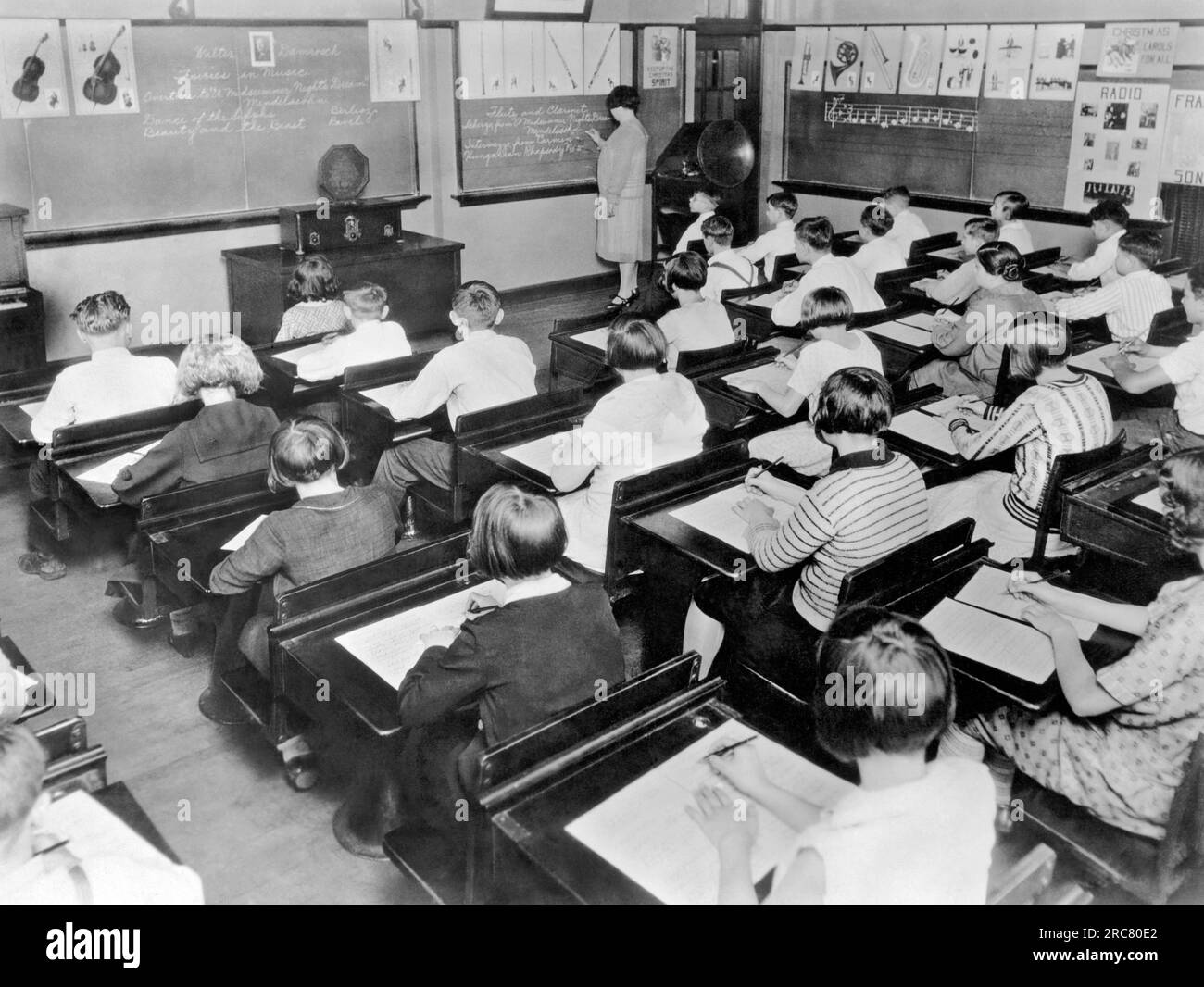 Stati Uniti: c. 1930. Una nuova innovazione in classe: Utilizzare una radio per parte dell'istruzione musicale. Foto Stock