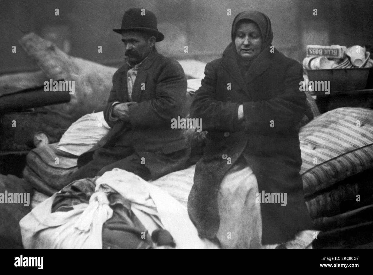 Youngstown, Ohio: 9 gennaio 1915 Un operaio e sua moglie sorvegliano ciò che rimane dei loro beni dopo un incendio durante lo sciopero, le rivolte bruciarono le baraccopoli e le case dei lavoratori. Foto Stock