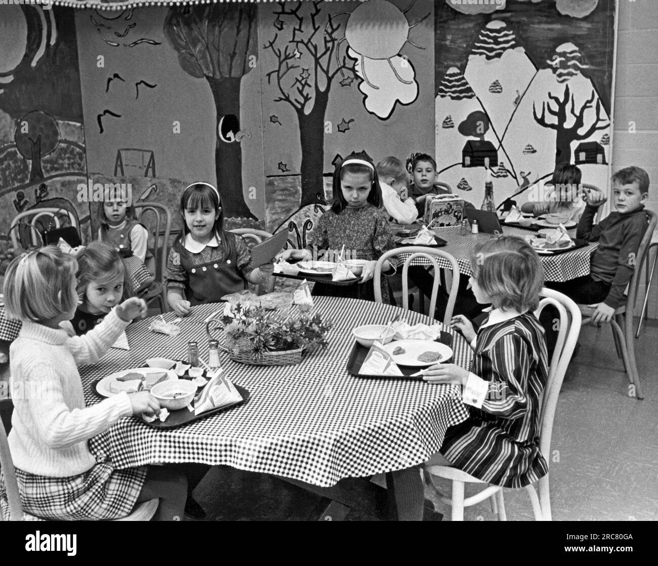 Springfield, Virginia: c. 1962. Gli studenti delle scuole elementari con un comportamento eccezionale e le maniere a tavola sono autorizzati a pranzare al Cafe of the Three Seasons, che si sono costruiti con l'aiuto di studenti e genitori delle scuole superiori locali. Foto Stock