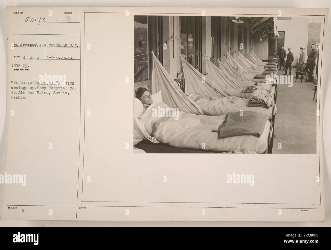 La fotografia mostra la polmonite Porch No. "A" al Camp Hospital n. 45 di Aix les Bains, Savoie, Francia. Le tende da sole sono visibili nell'immagine. La foto è stata scattata il 20 gennaio 1919 da J.W. Crunelle, una fotografa del Signal Corps. Foto Stock