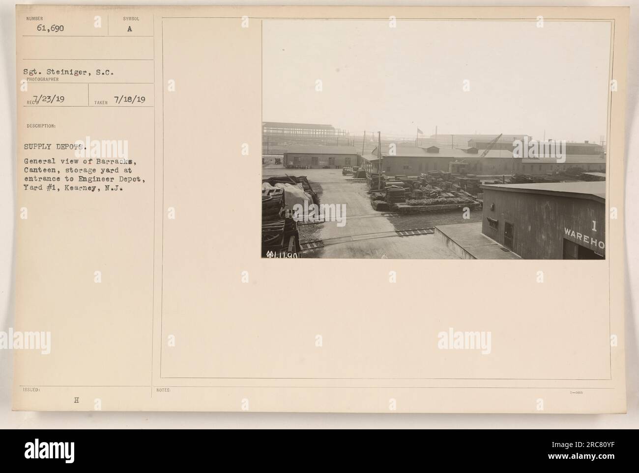 Vista generale della caserma, della mensa e del deposito all'ingresso del magazzino tecnico, Yard #1, a Kearney, New Jersey. Questa foto, con il numero identificativo 61.690, è stata scattata dal sergente Steiniger il 23 luglio 1919. Fa parte della collezione intitolata "Photographs of American Military Activities during World War One". Foto Stock