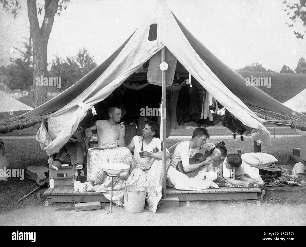 New York: c. 1895 cinque giovani uomini amorosi in un campo. Foto Stock