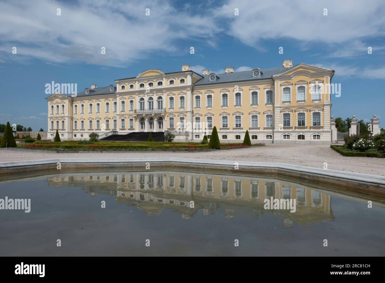 Palazzo Rundāle nel comune di Bauska in Lettonia. Edificio giallo barocco riflesso nell'acqua dello stagno. Famosa attrazione turistica Foto Stock