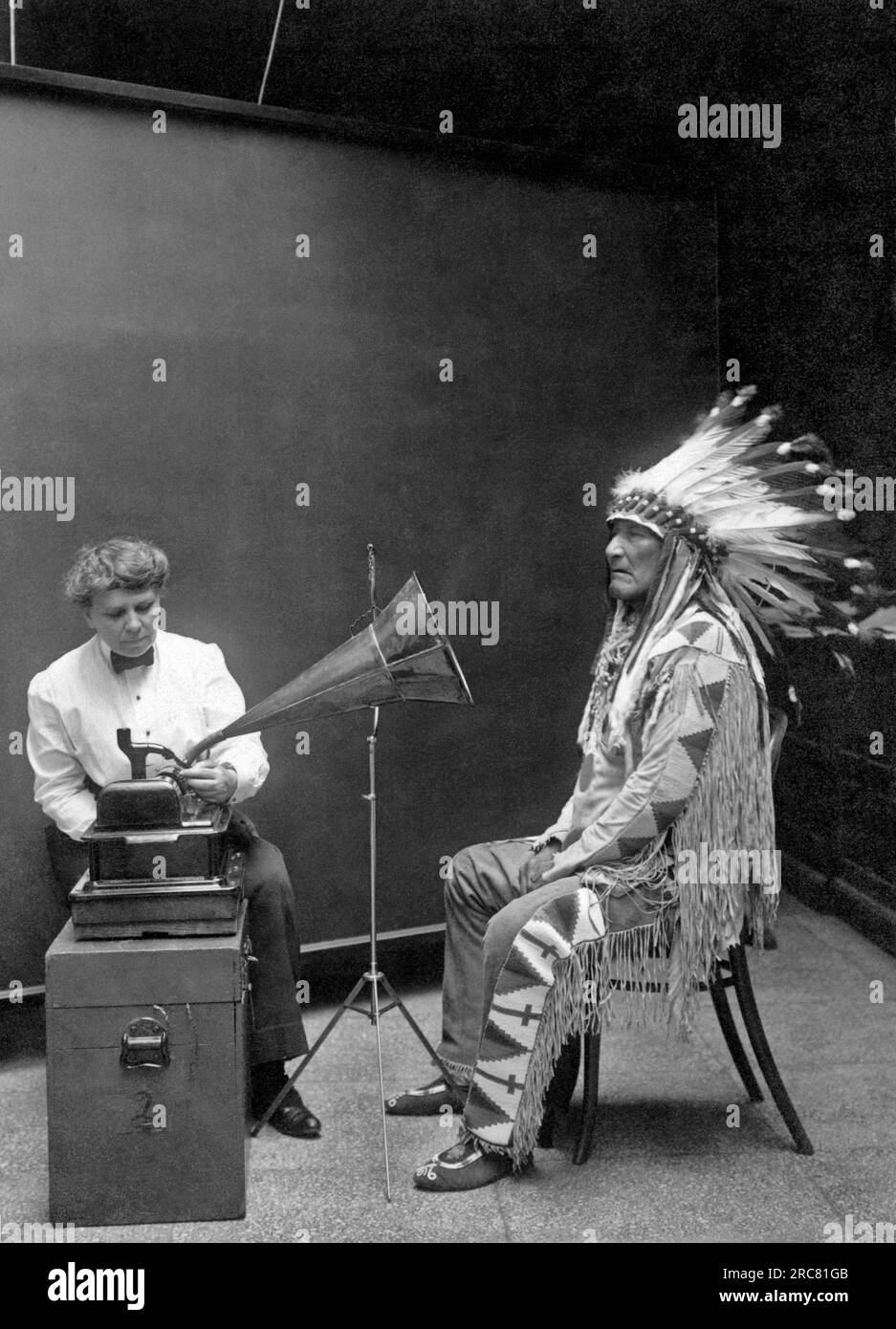 Stati Uniti: 1916. Un indiano Piegan, capo della montagna, con la sua voce registrata dall'etnologo Frances Densmore. Foto Stock