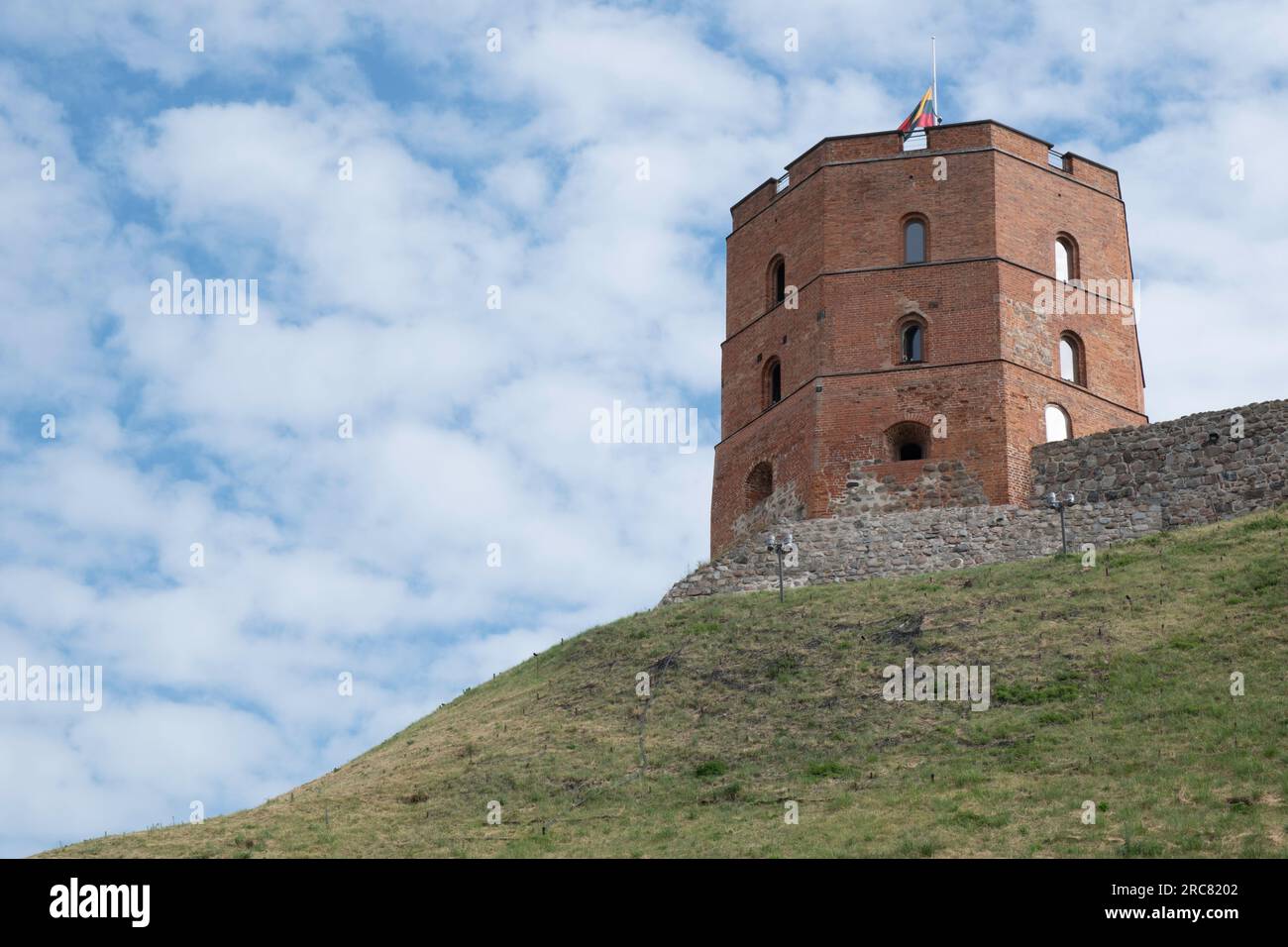 La torre di Gediminas (Gedimino pilies bokstas, dal 1409), una parte rimanente del castello di Vilnius superiore sulla cima della collina di Gediminas a Vilnius, Lituania Foto Stock