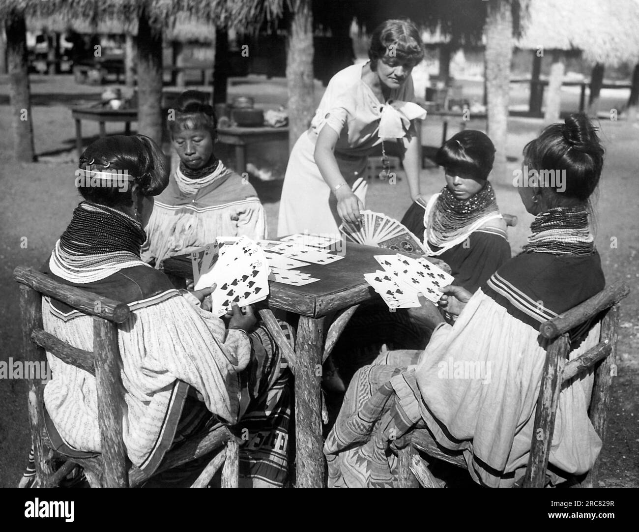 Everglades, Florida: 15 gennaio 1935 un'istruttrice sta insegnando alle donne indiane Seminole in Florida come giocare a contract bridge. Foto Stock