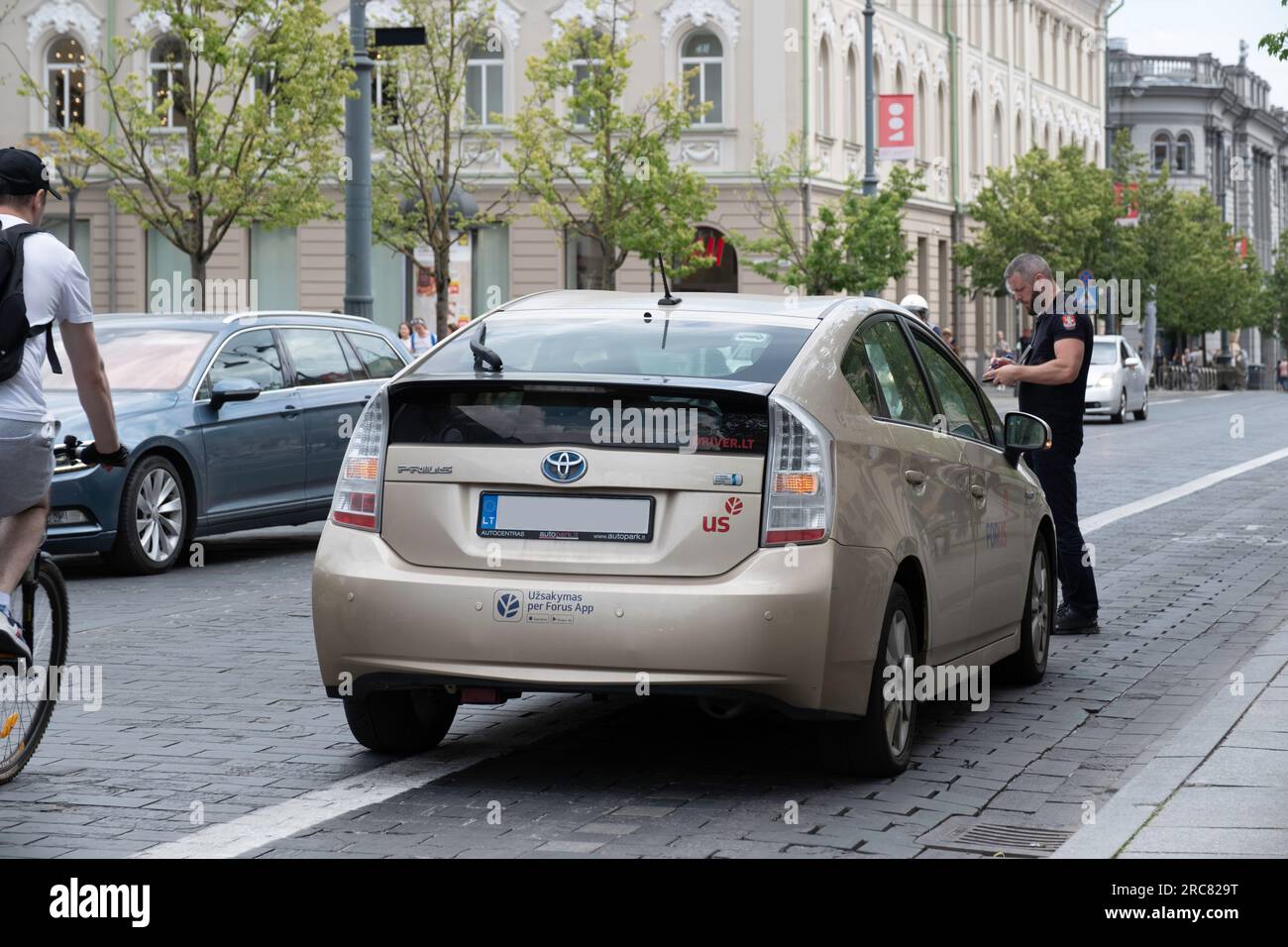 Qualcuno ha parcheggiato la sua auto su Gediminas Avenue, nel centro di Vilnius, dove non è consentito. Verrà emessa una multa Foto Stock