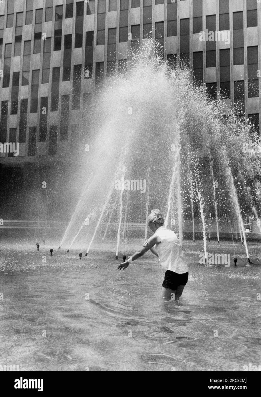 New York, New York: 8 agosto 1971 Una donna si raffredda in una fontana. Foto Stock