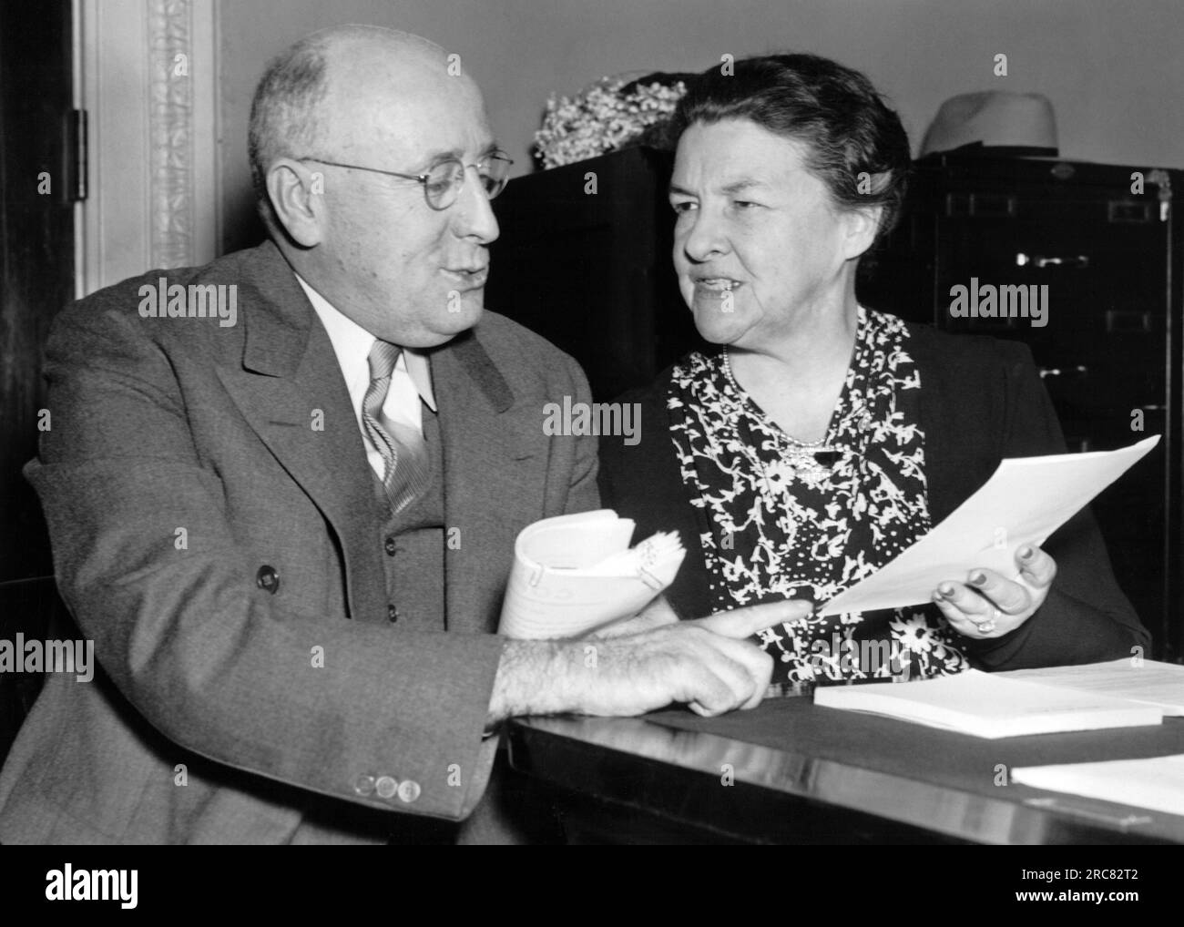 Washington, D.C.: Il 3 giugno 1938 il senatore Elbert Thomas dello Utah e la Rep. Mary Norton del New Jersey conferiscono la legge sui salari e le ore prima del Congresso. Essi sono tutti presidenti delle rispettive commissioni. Foto Stock