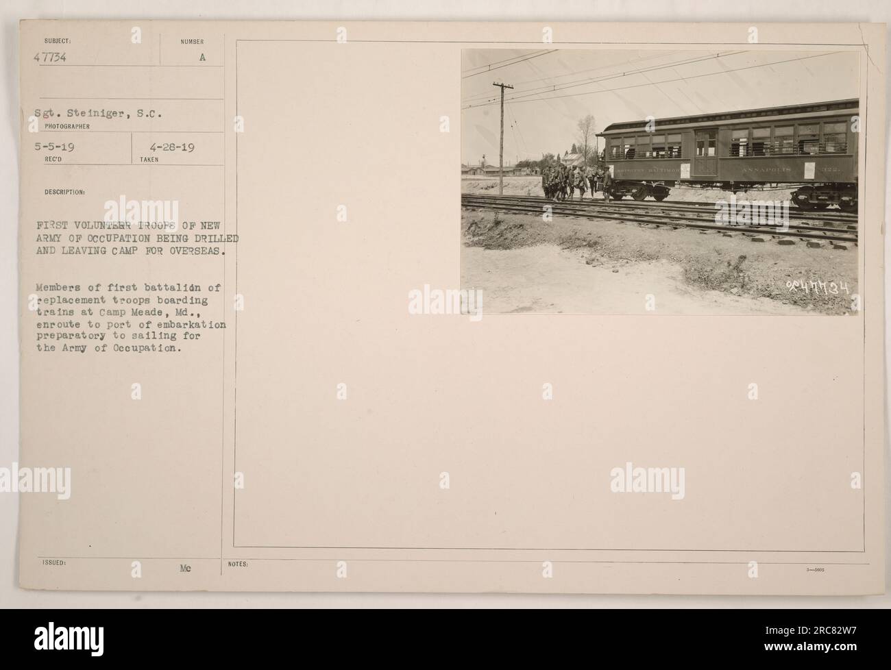 I membri del primo battaglione di truppe sostitutive del nuovo esercito di occupazione sono visti in questa foto, scattata dal sergente Steiniger il 5 maggio 1919. Vengono mostrati a bordo di treni a Camp Meade, Maryland, mentre si dirigono verso il porto di imbarco, in preparazione per la navigazione verso l'esercito di occupazione. Foto Stock