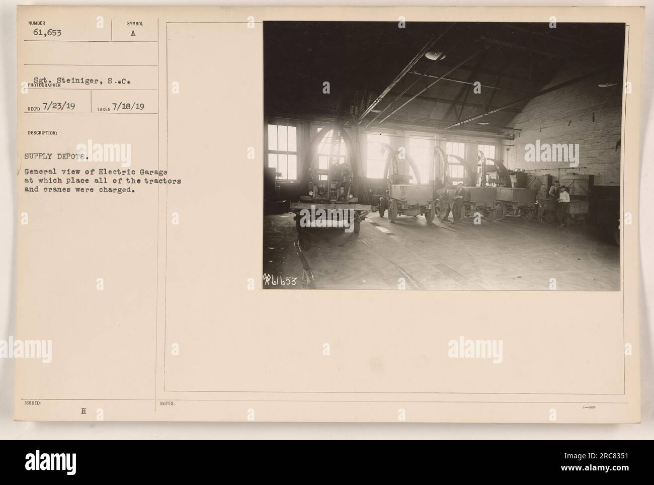 Una visione generale del Garage elettrico presso il magazzino di alimentazione dove sono stati caricati tutti i trattori e le gru. La foto è stata scattata il 18 luglio 1919 da Sgt. Steiniger, S.C. Il deposito di rifornimenti era numerato 61.653. Foto Stock