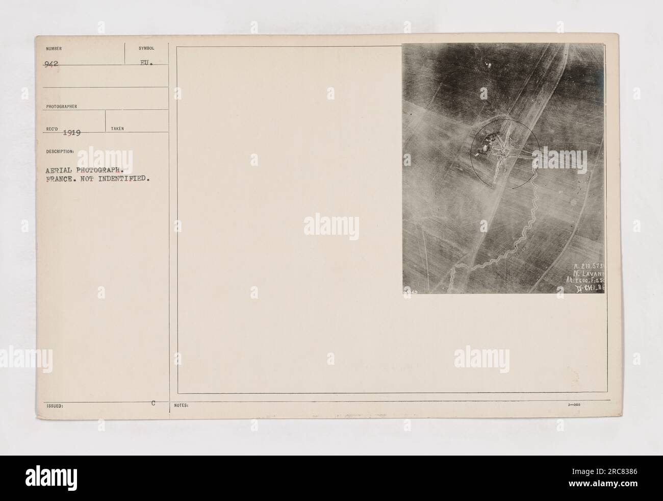 Fotografia aerea scattata nel 1919 in un luogo non identificato in Francia. La fotografia, etichettata 942, è stata scattata da un fotografo sconosciuto come parte delle attività militari durante la prima guerra mondiale. Il simbolo EU è visibile sulla fotografia, indicandone l'origine. Le note menzionano R. 210,573 N. LAVAN Mirceo, F.a.s. CHI. Foto Stock