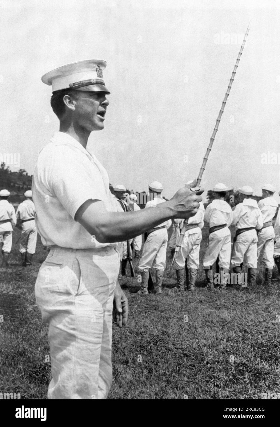 New London, Connecticut: c. 1924 Un istruttore di esercitazione dà il prossimo ordine alla United States Junior Naval Reserve per la loro formazione. Foto Stock