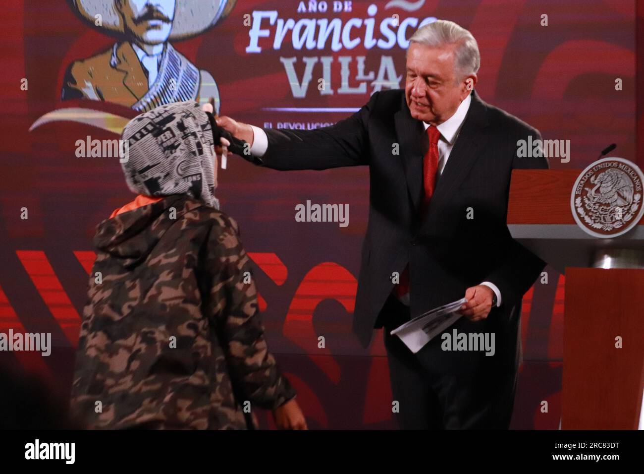 Non esclusiva: 12 luglio 2023 a città del Messico, Messico: La giornalista di San Luis Potosí, Ana Dora Cabrera Vázquez, si avvicina al presidente del Messico Foto Stock