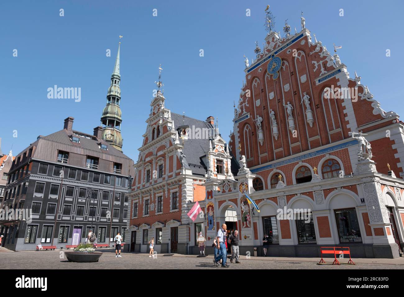 Casa delle teste nere a riga, con la torre della chiesa luterana di San Pietro in Piazza del Municipio Foto Stock