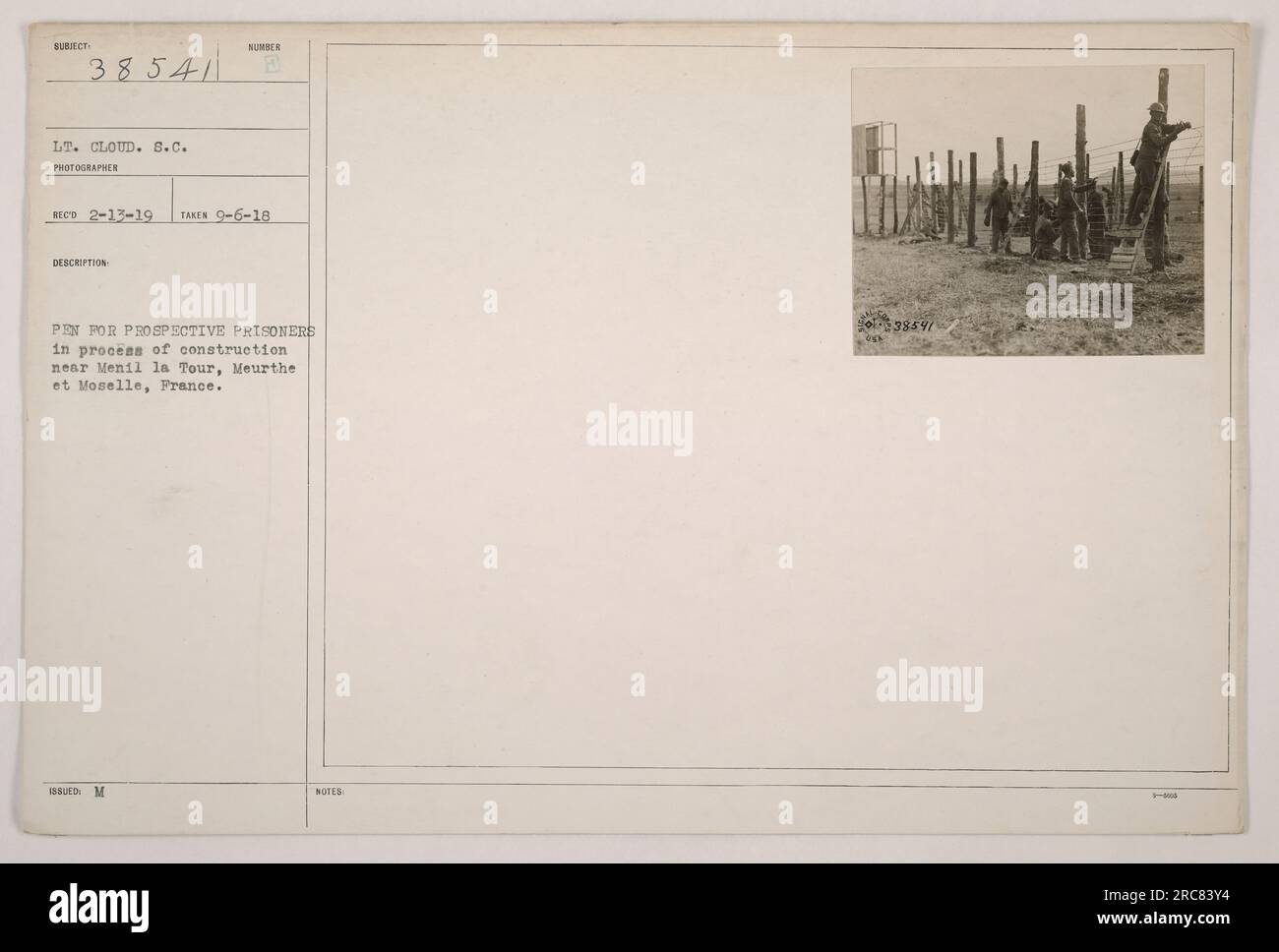 Costruzione di un nuovo recinto per i futuri prigionieri vicino a Menil la Tour, Meurthe e Mosella, Francia. La foto, scattata il 6 settembre 1918 dal tenente Cloud (S.C. Fotografo), è stato ricevuto il 13 febbraio 1919. Questa immagine fa parte delle fotografie delle attività militari americane durante la prima guerra mondiale, con il numero di identificazione 38541. (Note aggiuntive sull'immagine: 138547). Foto Stock