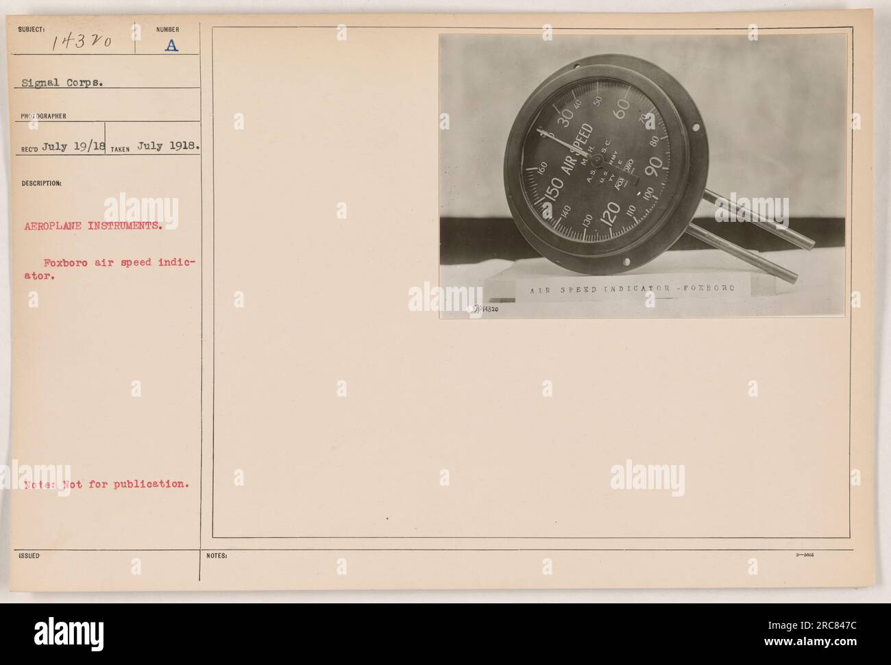 "Una fotografia ravvicinata degli strumenti del velivolo scattata nel luglio 1918. L'immagine mostra un indicatore della velocità dell'aria Foxboro con vari numeri e contrassegni. Questa fotografia fa parte della collezione Signal Corps e non è destinata alla pubblicazione." Foto Stock