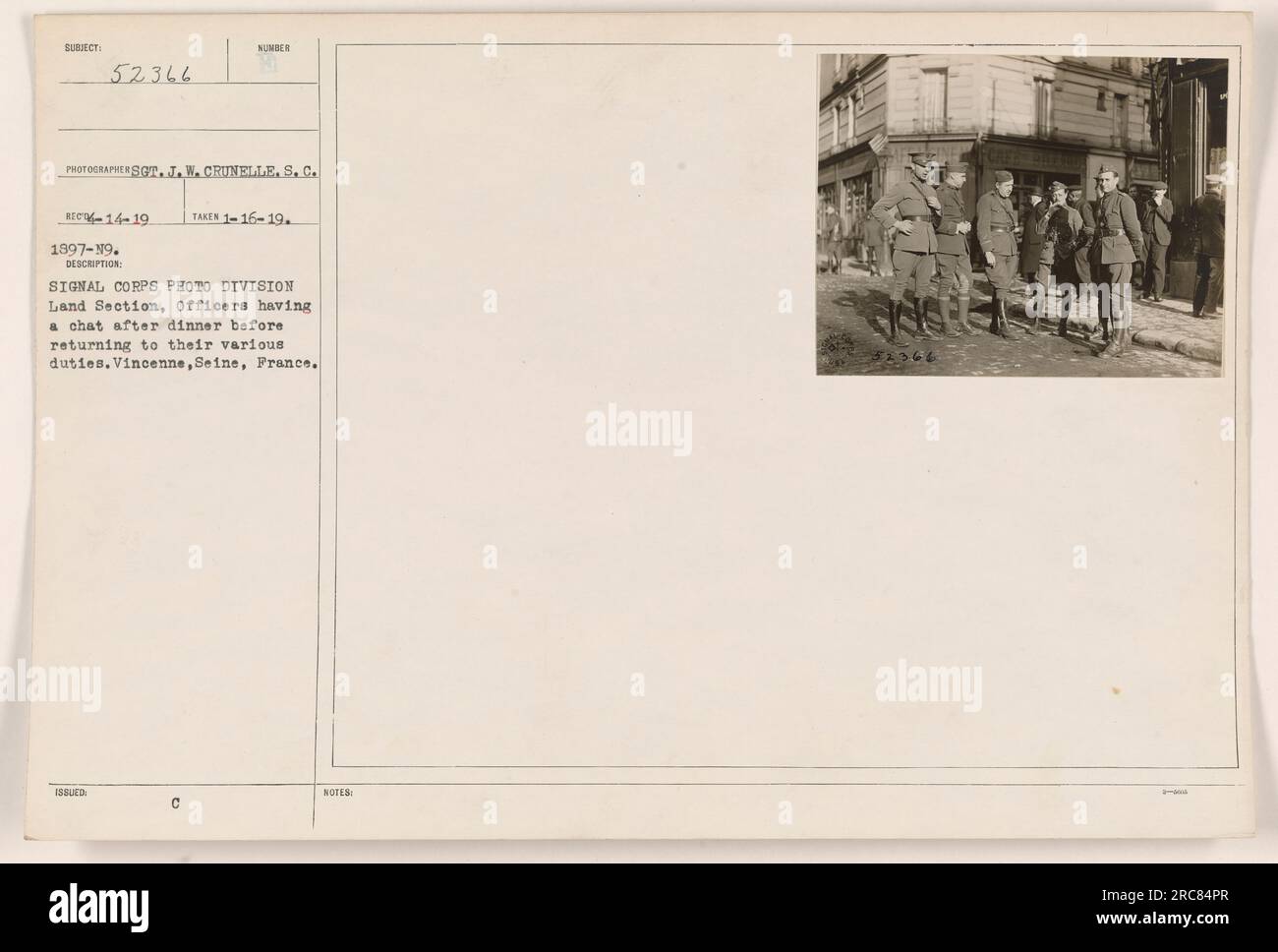 Gli ufficiali della Signal Corps Photo Division Land Section si impegnarono in una conversazione dopo il loro pasto serale, discutendo i loro rispettivi compiti prima di riprendere i compiti a Vincennes, Senna, Francia. La fotografia, scattata il 16 gennaio 1919, cattura momenti autentici di cameratismo tra il personale militare durante la prima guerra mondiale ADS 52366 si riferisce al numero di identificazione o al riferimento di questa immagine specifica. Foto Stock