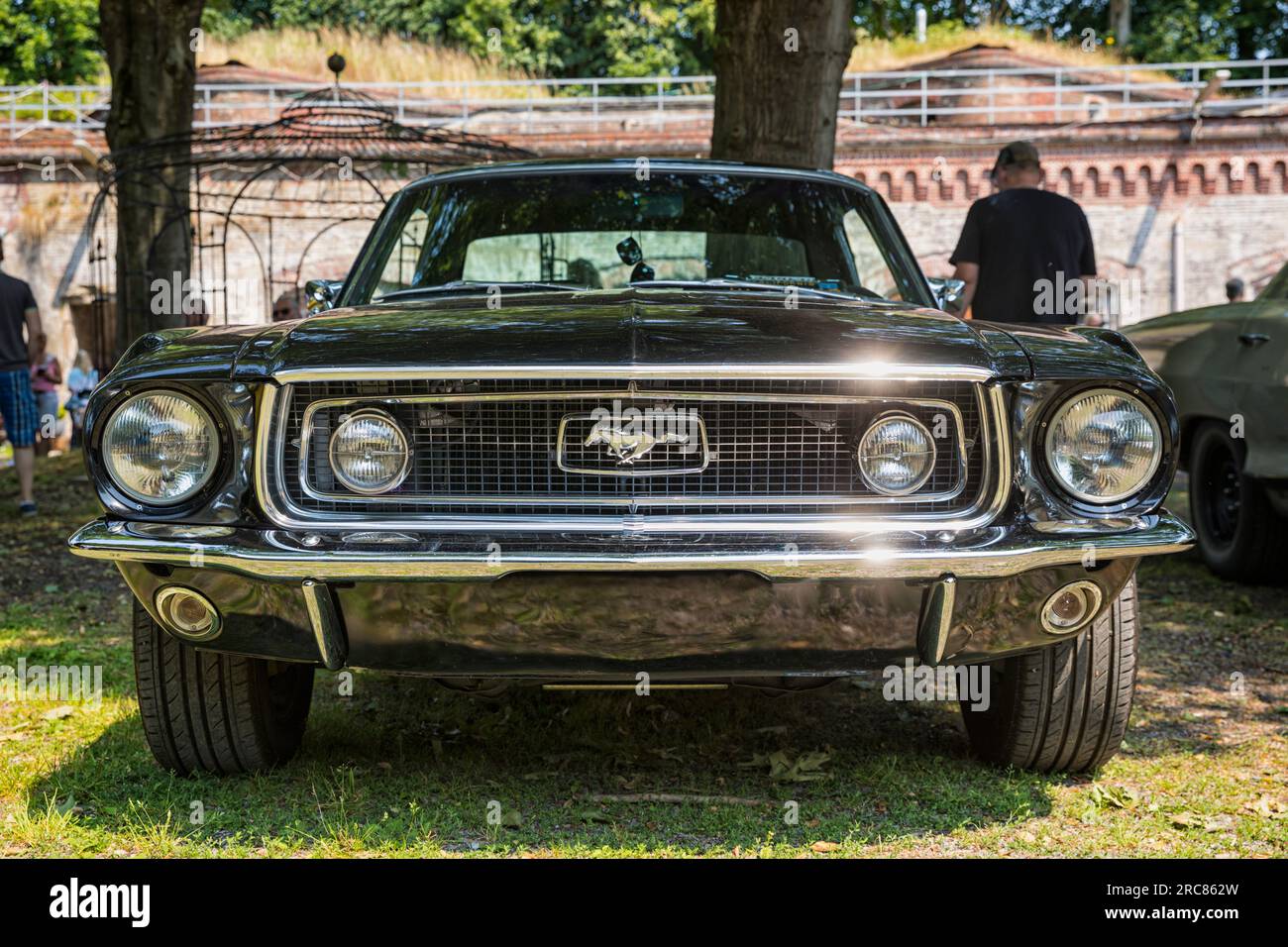 Stade, Germania – 9 luglio 2023: Una Ford Mustang Coupé d'epoca del 1968 esposta al Summertime Drive US Car Meeting. Vista frontale ad angolo ridotto. Foto Stock