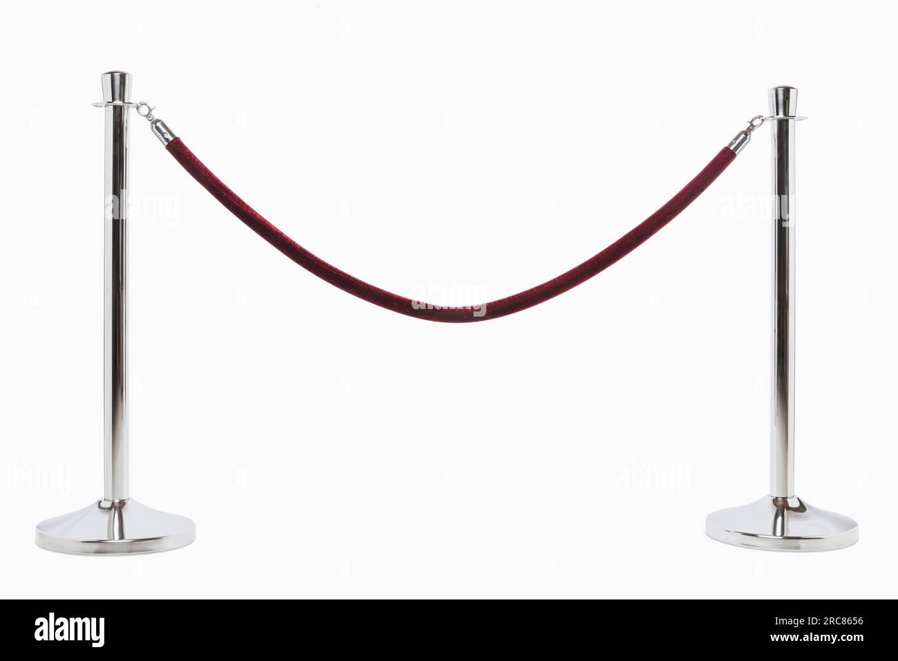 Cordone di corda barriera in velluto rosso su pali cromati isolati su sfondo trasparente Foto Stock
