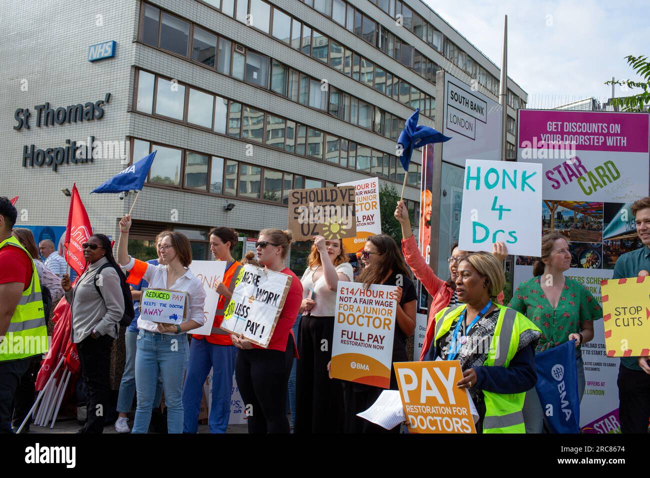 Londra, Regno Unito. 13 luglio 2023. I medici junior in Inghilterra hanno annunciato un nuovo walkout di cinque giorni a luglio lo sciopero più lungo ancora oltre la paga e sono sulla linea di picchetto fuori dal lato St Thomas Hospital credito: Richard Lincoln / Alamy Live News Foto Stock