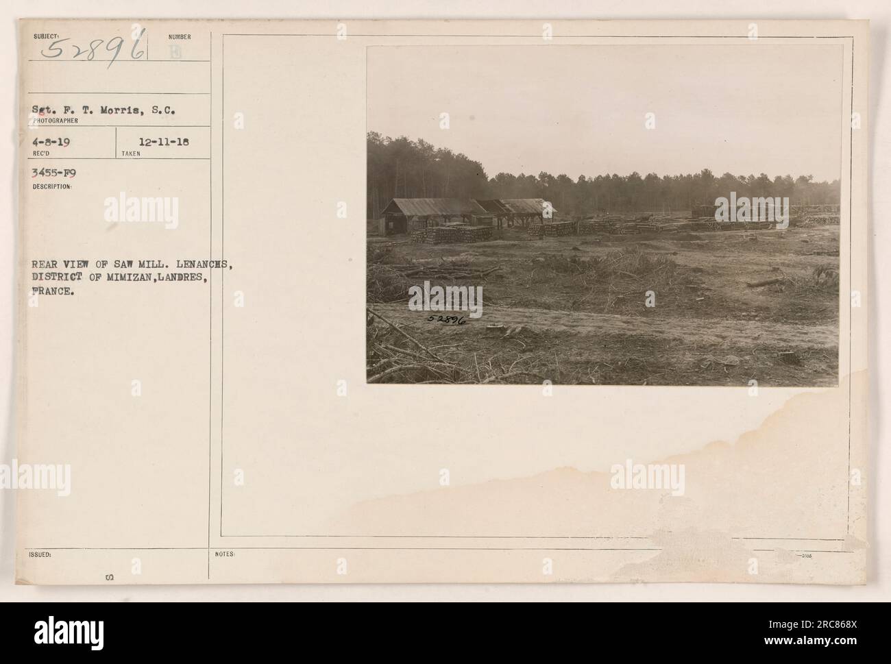 Vista posteriore di una segheria a Lenanchs, distretto di Mimizan, Landres, Francia, presa dal Sgt. P. T. Morris, S.C. l'8 aprile 1919. La foto è stata descritta nel record (RECO) 3455-79 e la descrizione è stata rilasciata dalla Sumber Co l'11 dicembre 1918. 52896 è riportato nell'immagine. Foto Stock