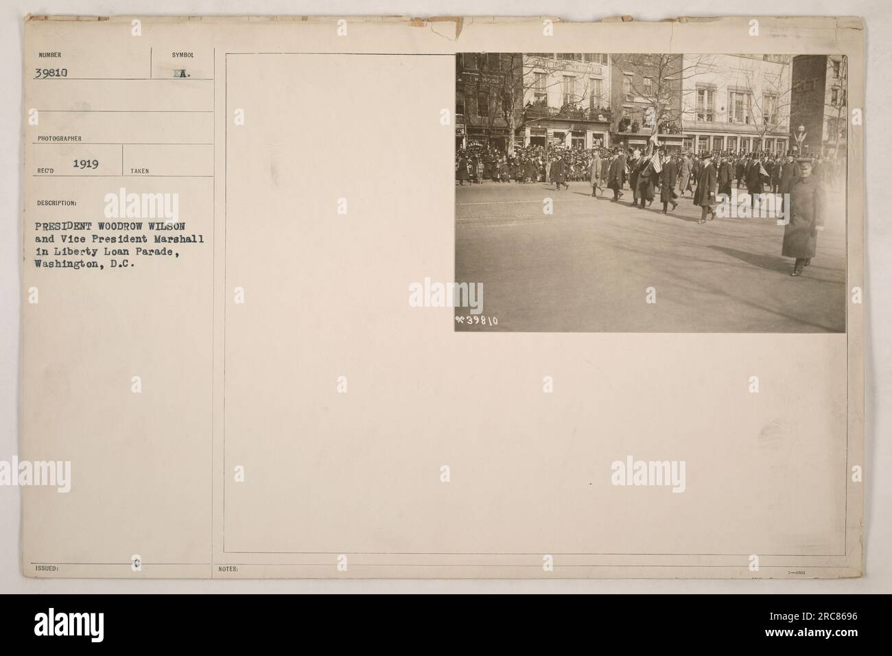 Il presidente Woodrow Wilson e il vicepresidente Marshall che partecipano a una Liberty Loan Parade a Washington, D.C. La foto è stata scattata nel 1919 dal CD 1919. L'immagine cattura il momento con grande chiarezza, mostrando il gesto simbolico a sostegno della campagna Liberty Loan. Foto Stock