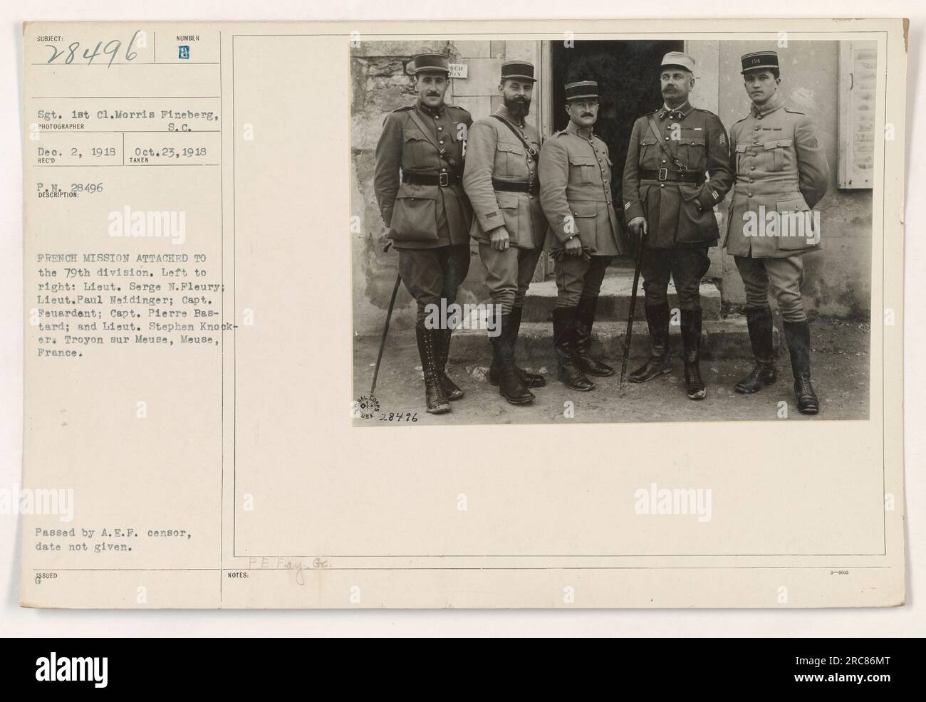 Sgt. 1st cl. Morris Pineberg, fotografo dell'esercito degli Stati Uniti, ha catturato questa immagine il 23 ottobre 1918 a Troyon, in Francia. La fotografia mostra i membri della missione francese attaccati alla 79a Divisione. Da sinistra a destra: Lieut. Serge N. Fleury, Lieut. Paul Neidinger, Capt. Feuardent, Capt. Pierre Bâtard e Lieut. Stephen Knooker. La fotografia è stata passata dalla A.E.P. Censor." Foto Stock