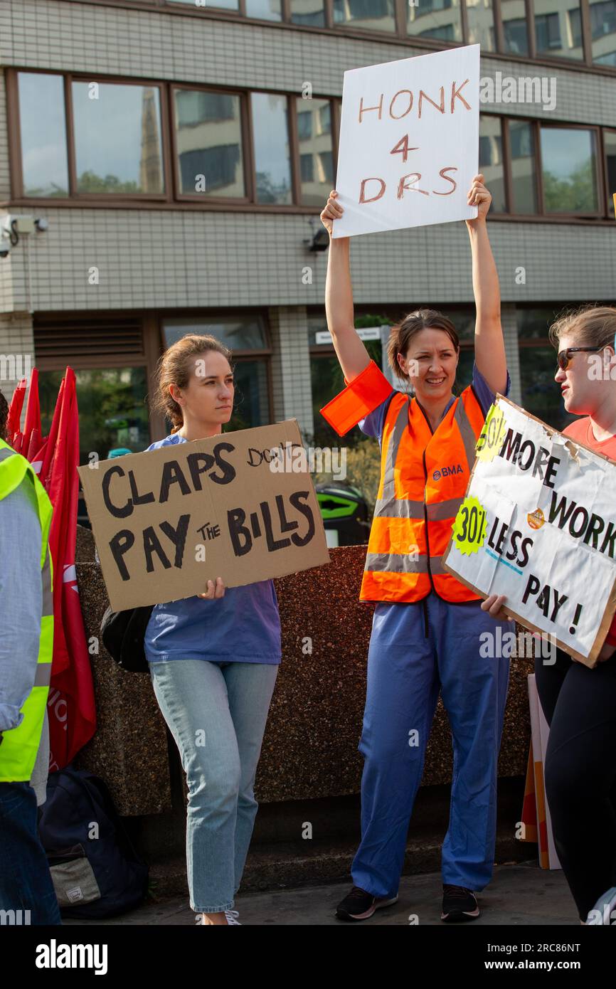 Londra, Regno Unito. 13 luglio 2023. I medici junior in Inghilterra hanno annunciato un nuovo walkout di cinque giorni a luglio lo sciopero più lungo ancora oltre la paga e sono sulla linea di picchetto fuori dal lato St Thomas Hospital credito: Richard Lincoln / Alamy Live News Foto Stock