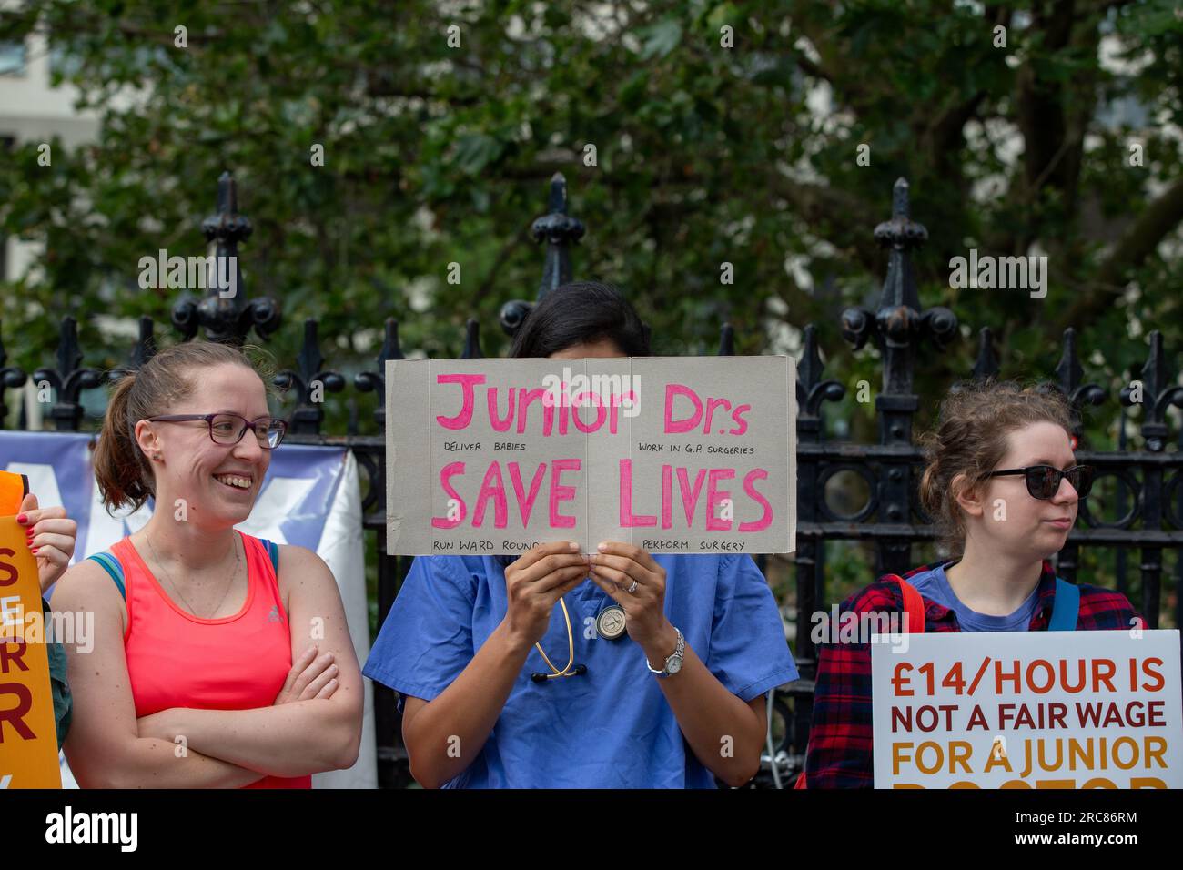 Londra, Regno Unito. 13 luglio 2023. I medici junior in Inghilterra hanno annunciato un nuovo walkout di cinque giorni a luglio lo sciopero più lungo ancora oltre la paga e sono sulla linea di picchetto fuori dal lato St Thomas Hospital credito: Richard Lincoln / Alamy Live News Foto Stock