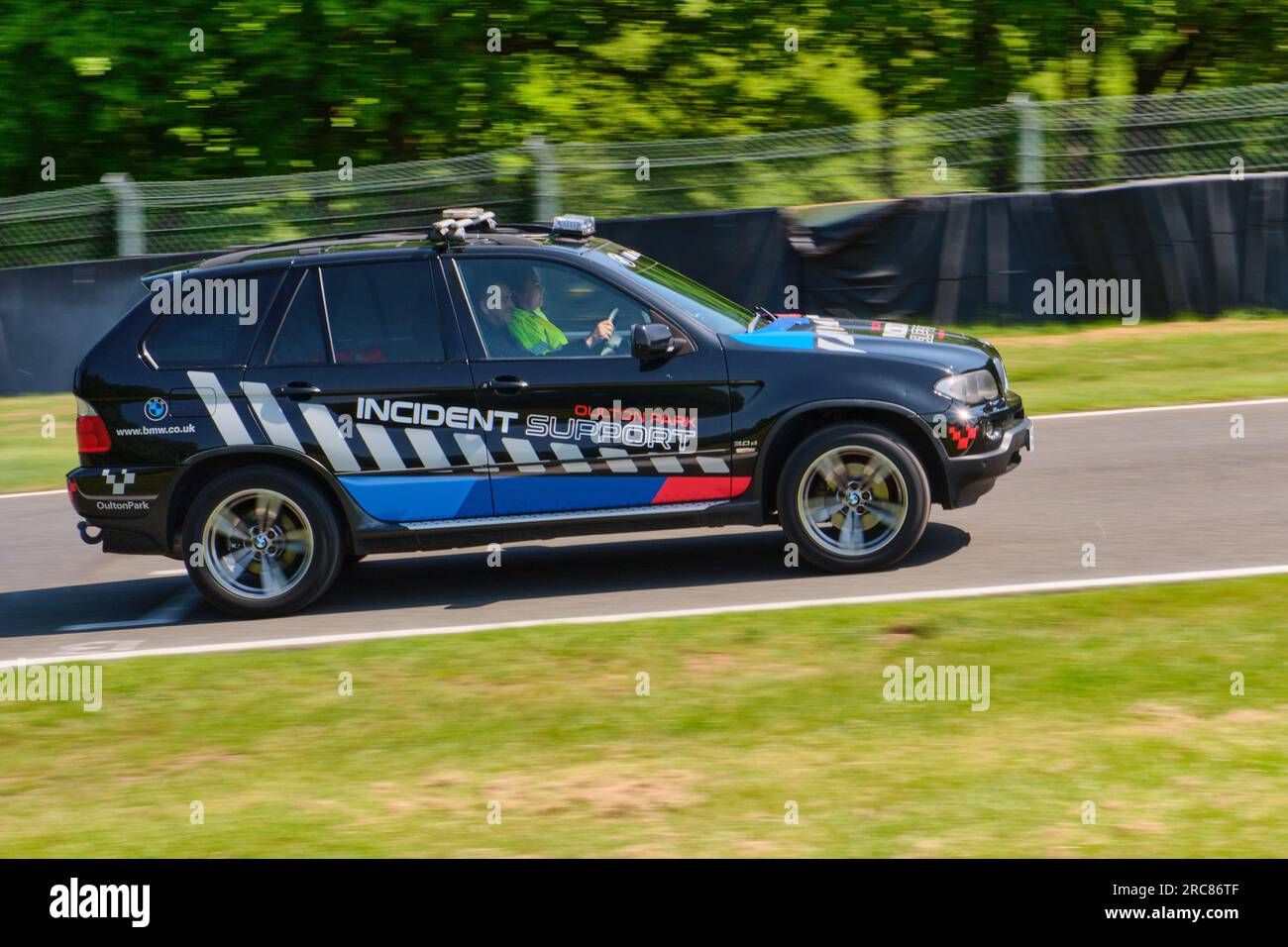 BMW X5 Incident Support Car controlla la pista di Oulton Park dopo un incidente. Foto Stock