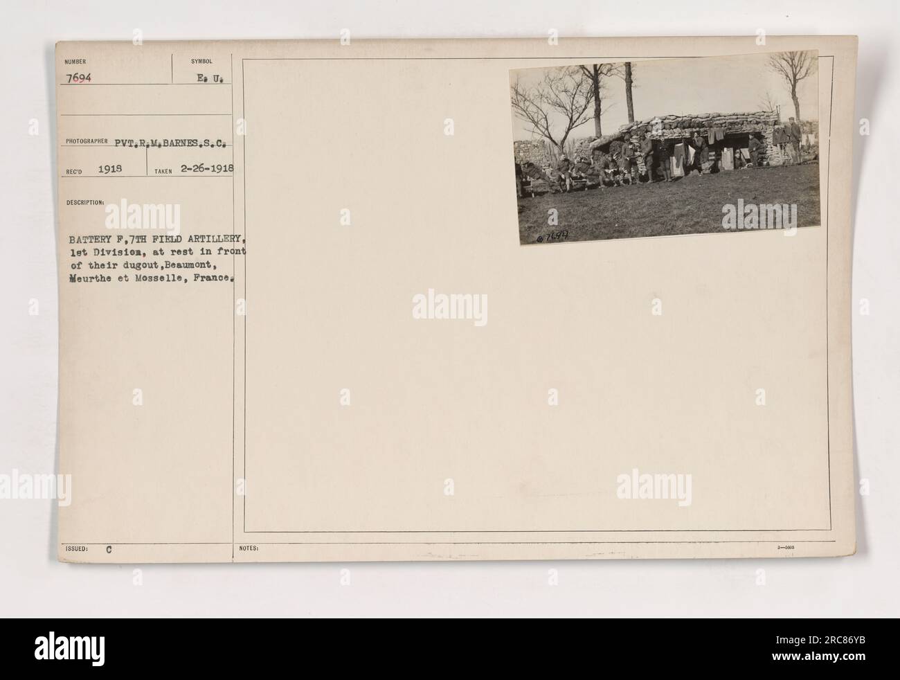 La batteria F della 7th Field Artillery è vista riposare di fronte al loro dugout a Beaumont, in Francia. La foto è stata scattata nel 1919 da Pvt. R.M. Barnes. Questa particolare batteria apparteneva alla 1st Division ed era di stanza a Meurthe et Moselle. Foto Stock