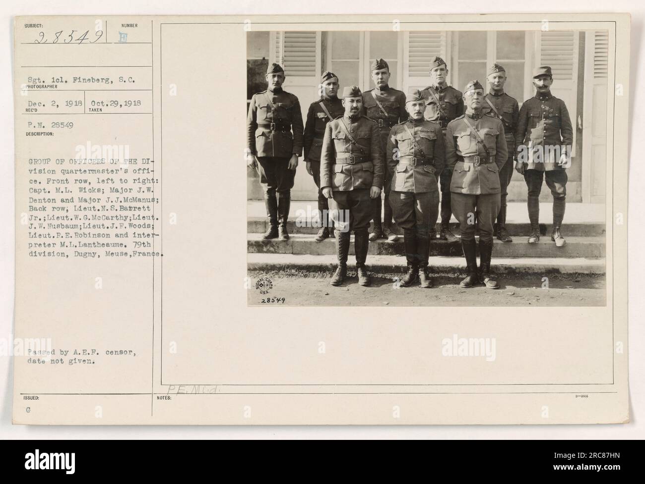 Gruppo di ufficiali dell'ufficio della Divisione Quartermaster nella 79a divisione, Dugny, Meuse, Francia durante la prima guerra mondiale. Fila anteriore (da sinistra a destra): Cap. L. Wicke, maggiore J. W. Denton, maggiore J.J. McManue. Seconda fila: Tenente N. S. Barrett Jr., tenente W. G. McCarthy, tenente J. W. Musbaum, tenente J. F. Woods, tenente F.E. Robinson e l'interprete M.L. Lantheaume. Fotografia scattata il 29 ottobre 1918. Immagine numero 28549. Passato da A.E.F. Censor. Data non specificata. Foto Stock
