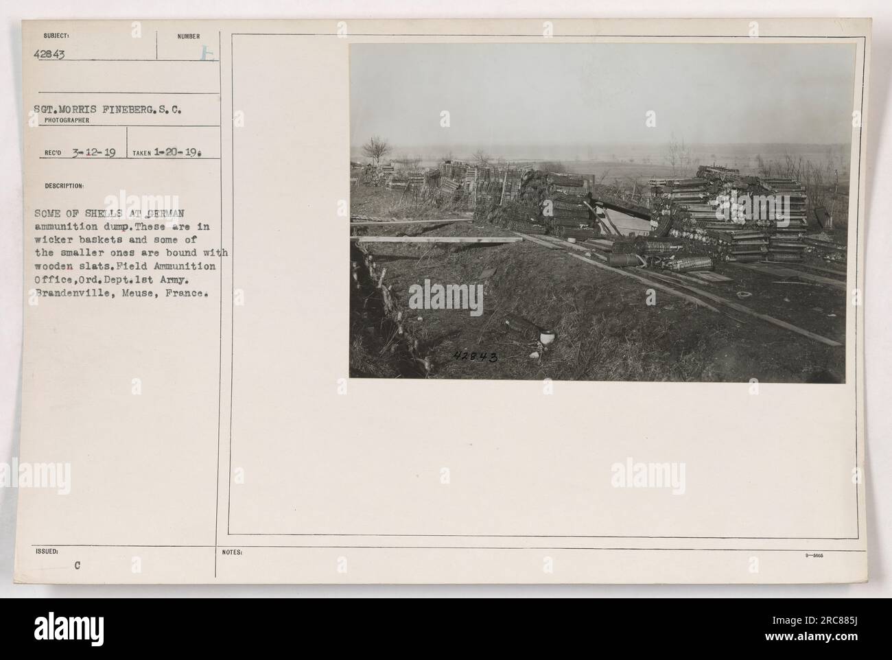 Il sergente Morris Fineberg ha catturato un'immagine di proiettili alla discarica di munizioni Derman a Brandenville, nella Mosa, in Francia. Le conchiglie sono conservate in cesti di vimini, con alcuni dei più piccoli legati a spranghe di legno. Questa foto è stata scattata il 12 marzo 1919 ed è stata emessa con le note 42943 dall'ufficio munizioni Field, 0rd Dipartimento 1st Army." Foto Stock