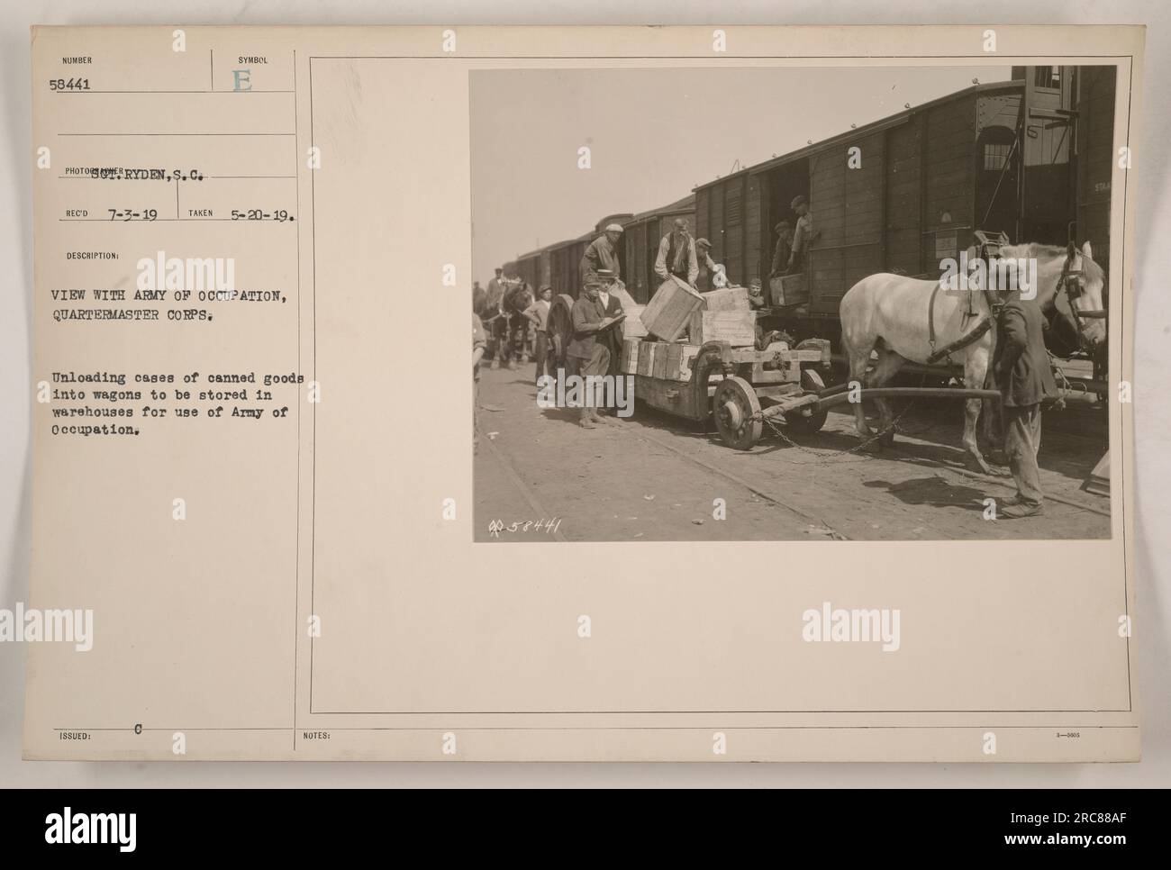 Un gruppo di soldati dell'esercito di occupazione, il Quartermaster Corps, può essere visto scaricare casse di merci in scatola nei carri. Queste merci saranno immagazzinate in magazzini per l'uso dell'esercito. La foto è stata scattata il 20 maggio 1919 ed è la numero 58441 della collezione. Foto Stock
