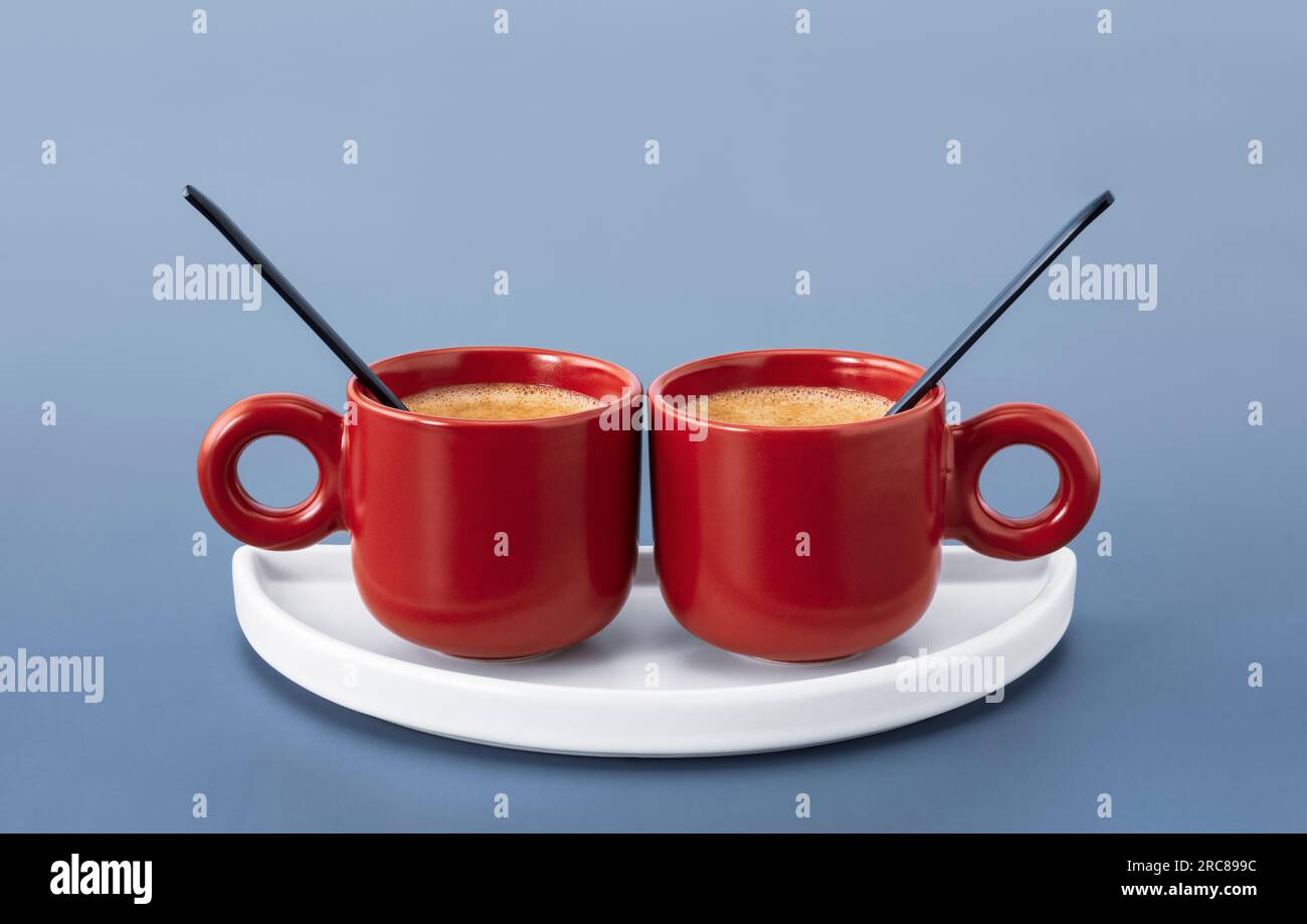 Due piccole tazze rosse ripiene di espresso Foto Stock