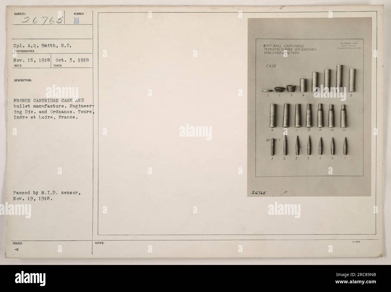 CPL. A.Q. Smith della Engineering Division and Ordnance è raffigurato il 3 ottobre 1918 a Tours, Indre et Loire, Francia. La fotografia mostra le operazioni di produzione di cartucce a sfera da 8 mm utilizzando il metodo Vincennes. È etichettata come foto numero 26765 ed è stata ricevuta e scattata il 15 novembre 1918. Ha superato il M.I.D. Censor ed è stato pubblicato il 19 novembre 1918. Foto Stock