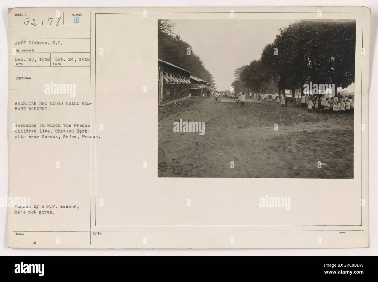 Gli assistenti sociali della Croce Rossa americana sono raffigurati all'esterno della caserma a Chateau Hochette, vicino a Sceaux, Senna, Francia. La data di questa foto è sconosciuta, ma è stata scattata durante la prima guerra mondiale L'immagine è stata ricevuta e approvata dalla censura A.E.F. Foto Stock