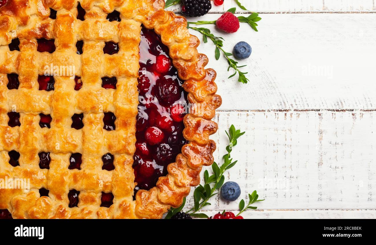 Torta estiva di frutti di bosco fatta in casa su sfondo rustico in legno con spazio per la copia. Vista dall'alto. Foto Stock