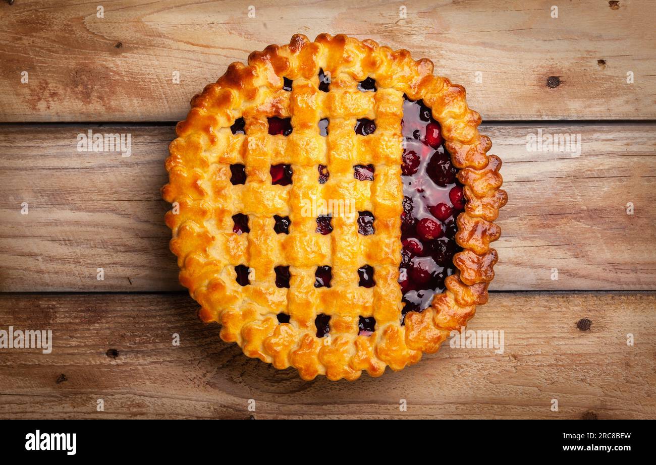 Torta estiva di frutti di bosco fatta in casa su sfondo rustico in legno con spazio per la copia. Vista dall'alto. Foto Stock