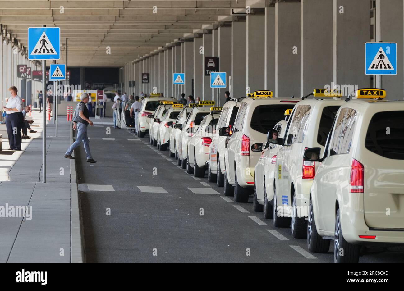 13 luglio 2023, Brandeburgo, Schönefeld: Numerosi taxi attendono fuori dal Terminal 1 dell'aeroporto di Berlino-Brandeburgo-BER "Willy Brandt" il primo giorno delle vacanze estive a Berlino e Brandeburgo. Durante le vacanze estive sono attesi circa 3,5 milioni di passeggeri a BER. Foto: Soeren Stache/dpa Foto Stock