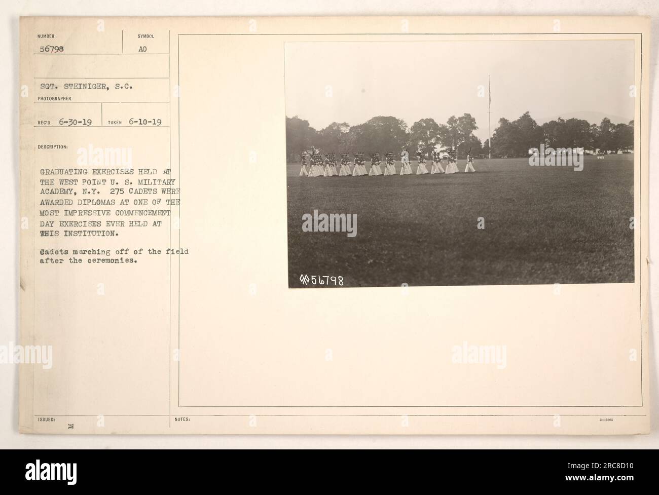 CADETTI che escono dal campo dopo un'impressionante cerimonia del giorno di inizio al West Point U.S. Accademia militare di New York. L'evento ha segnato la laurea di 275 cadetti che hanno ricevuto diplomi in una delle esercitazioni più spettacolari mai tenute presso l'istituzione. Fotografia scattata il 10 giugno 1919 dal sergente Steiniger. Foto Stock