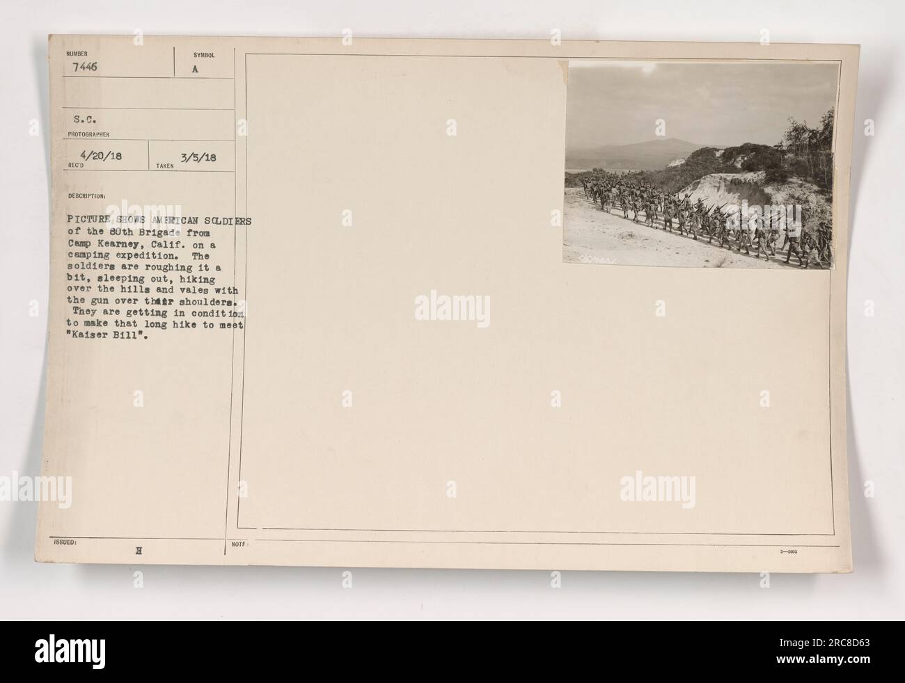I soldati americani di Camp Kearny, California, partecipano a una spedizione in campeggio come parte della loro formazione per affrontare il "Kaiser Bill". I soldati vengono visti ruggire, dormire all'aperto e fare escursioni con le loro pistole. Tuttavia, l'immagine è una rappresentazione e non un evento reale. Foto Stock