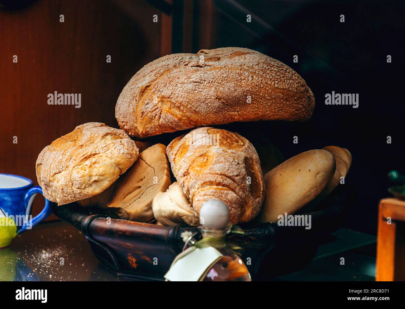 Diversi tipi di pane fresco italiano in un cestino Foto Stock